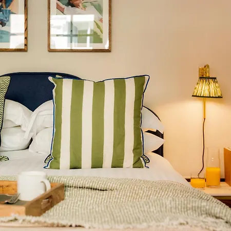 דירה Clifton Road I Your *