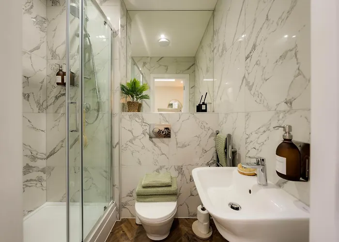 Clifton Road I Your Apartamento *