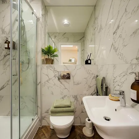 Clifton Road I Your Apartment *