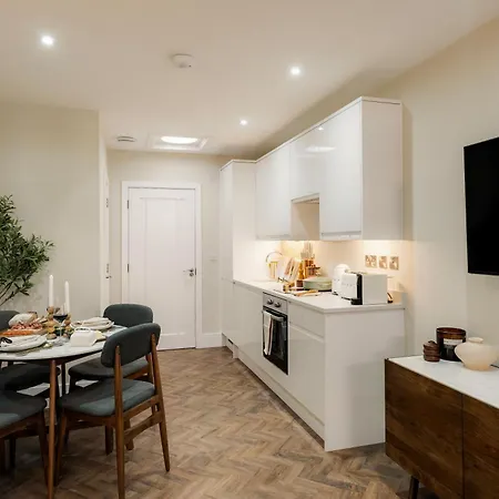 Clifton Road I Your Apartment