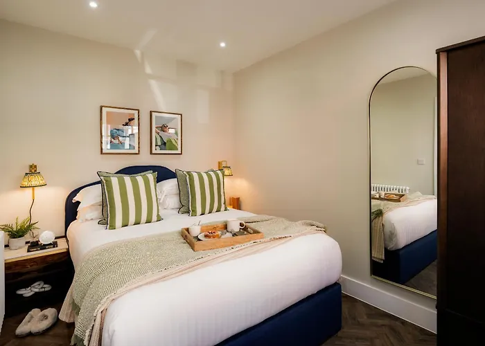 Clifton Road I Your Apartamento *